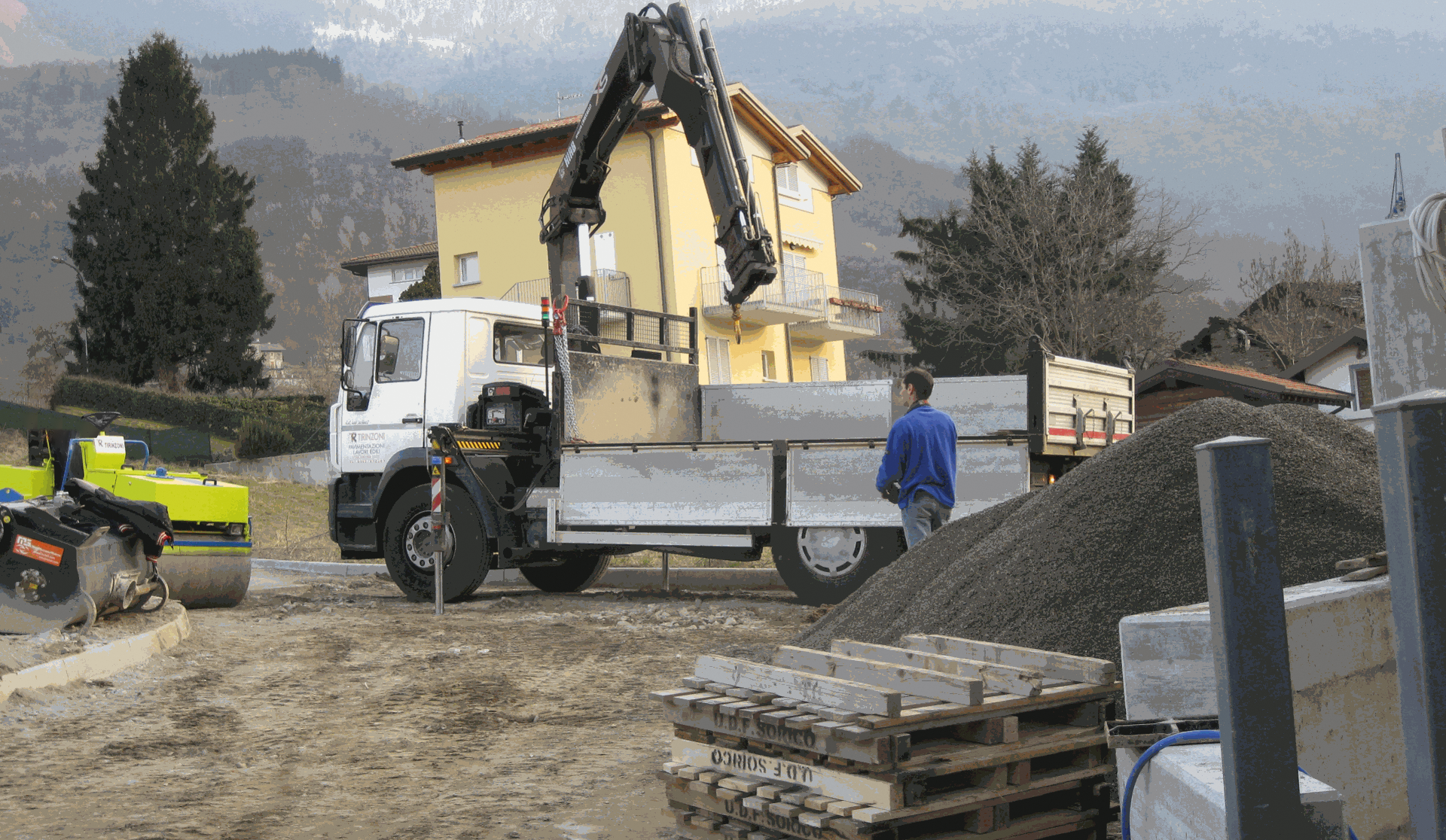 Posa autobloccanti con mezzo