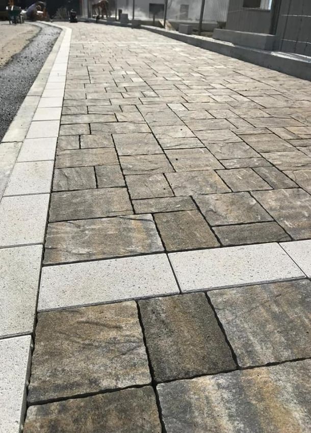 Pavimentazione esterno edificio commerciale