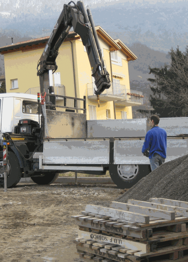Posa autobloccanti con mezzo