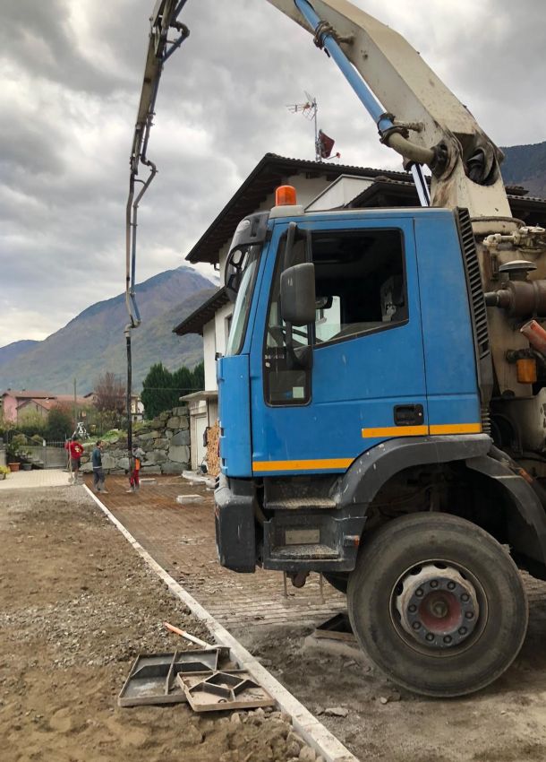 Posa autobloccanti con mezzo