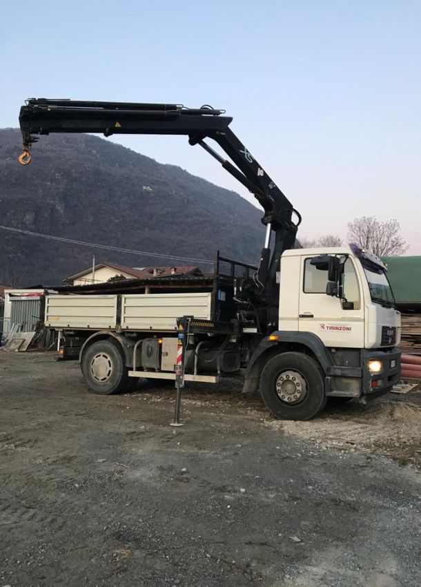 Posa autobloccanti con mezzo