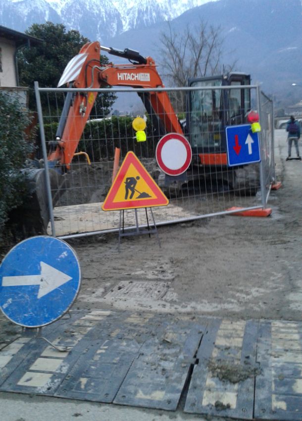 Posa autobloccanti con mezzo