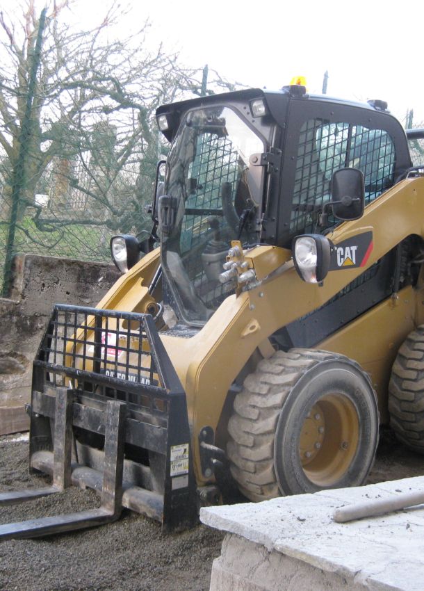 Posa autobloccanti con mezzo