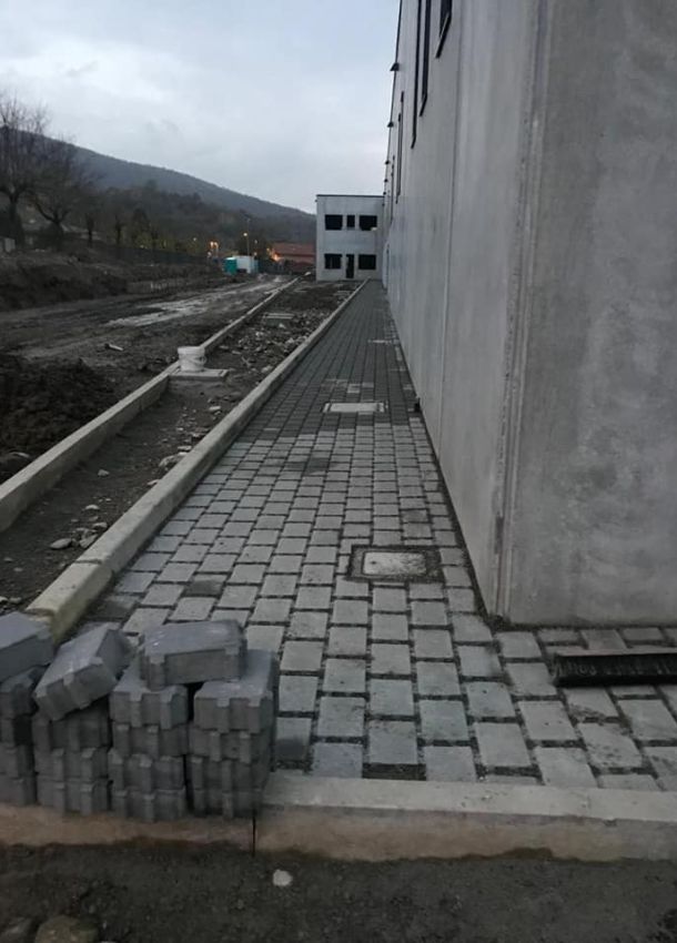 Pavimentazione marciapiede capannone industriale